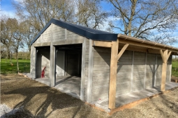 Double garage en béton aspect bois avec bûcher